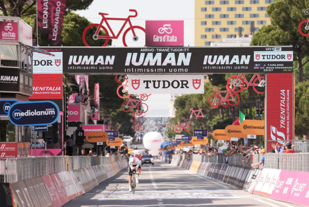Giro d’Italia 2025 - 2º tappa: Joshua Tarling vince la crono, Primož Roglič si tinge di rosa!