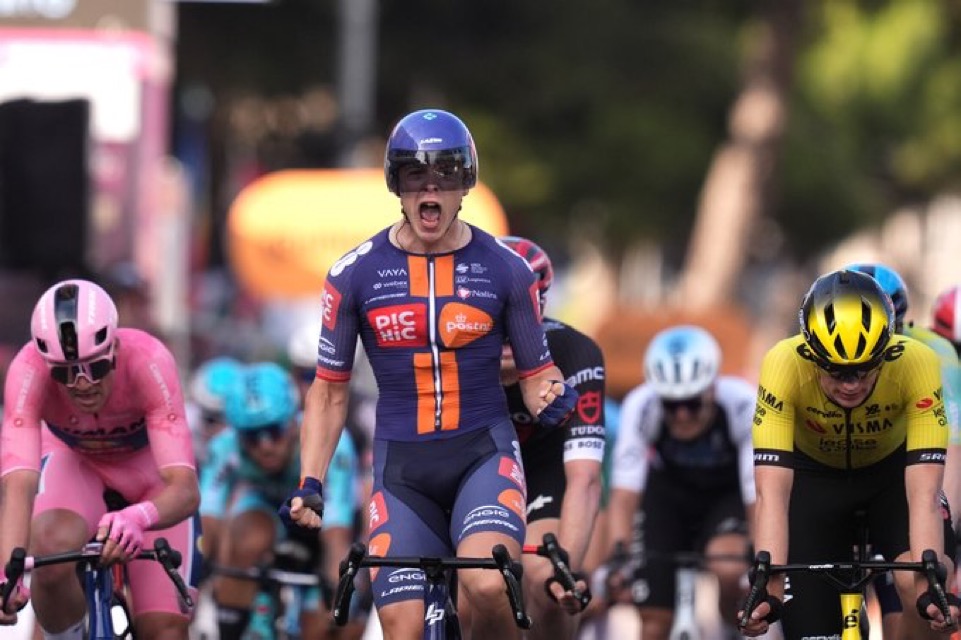 Giro d’Italia 2025 - 4º tappa: Casper Van Uden si impone a sorpresa, Pedersen mantiene la maglia rosa!