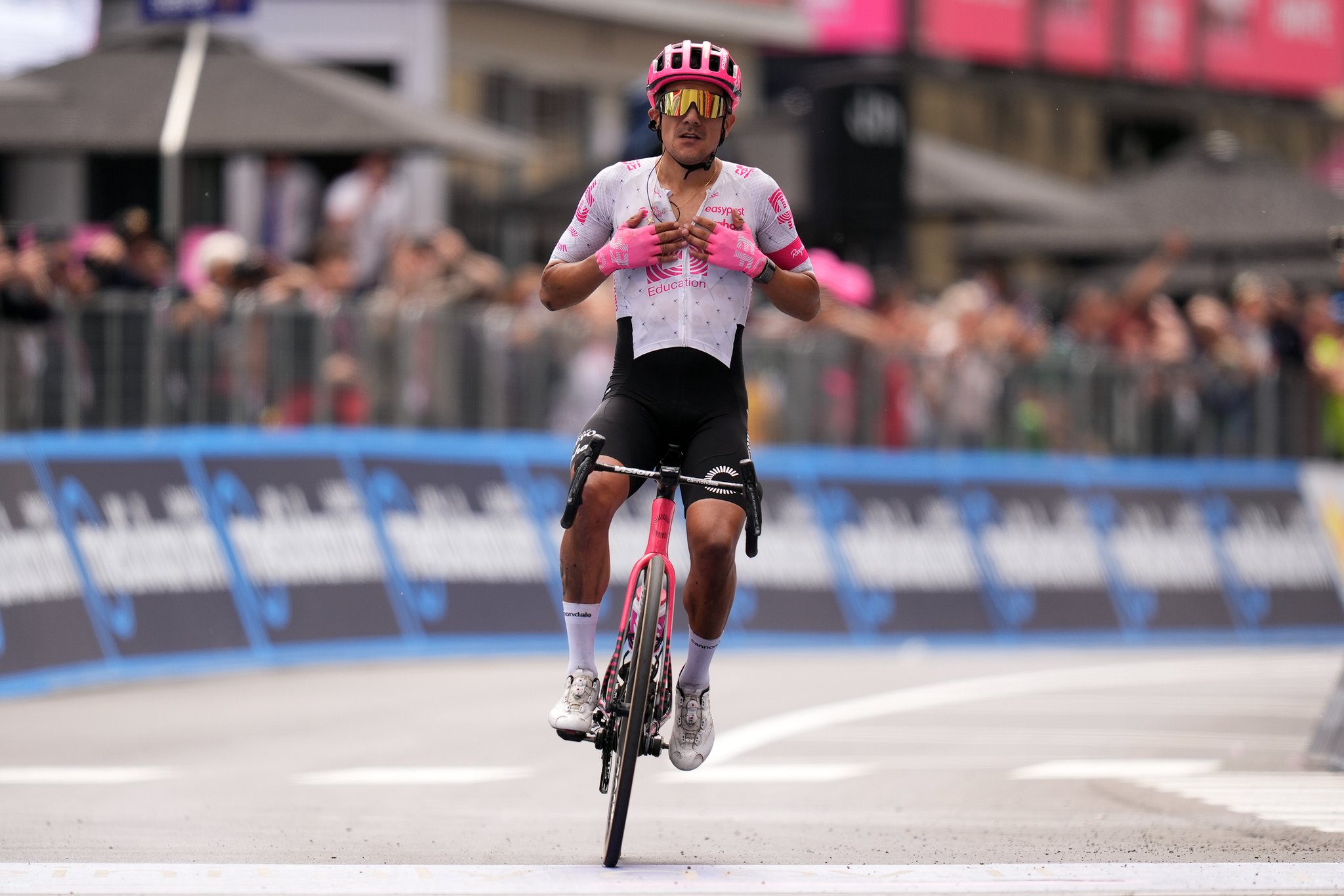 GIRO D’ITALIA 2025 - 11º tappa: trionfo spettacolare di Richard Carapaz, Del Toro sempre in rosa!