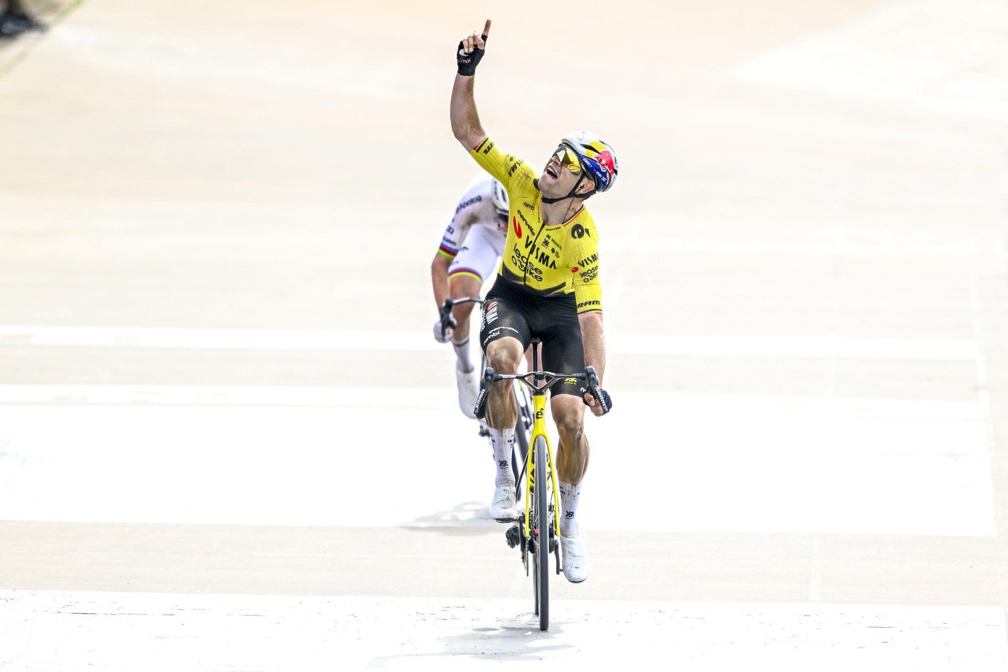 🚨🏆🚴🏻‍♂️🇫🇷Paris-Roubaix: van Aert incoronato al velodromo, Pogačar battuto!🇧🇪🇸🇮