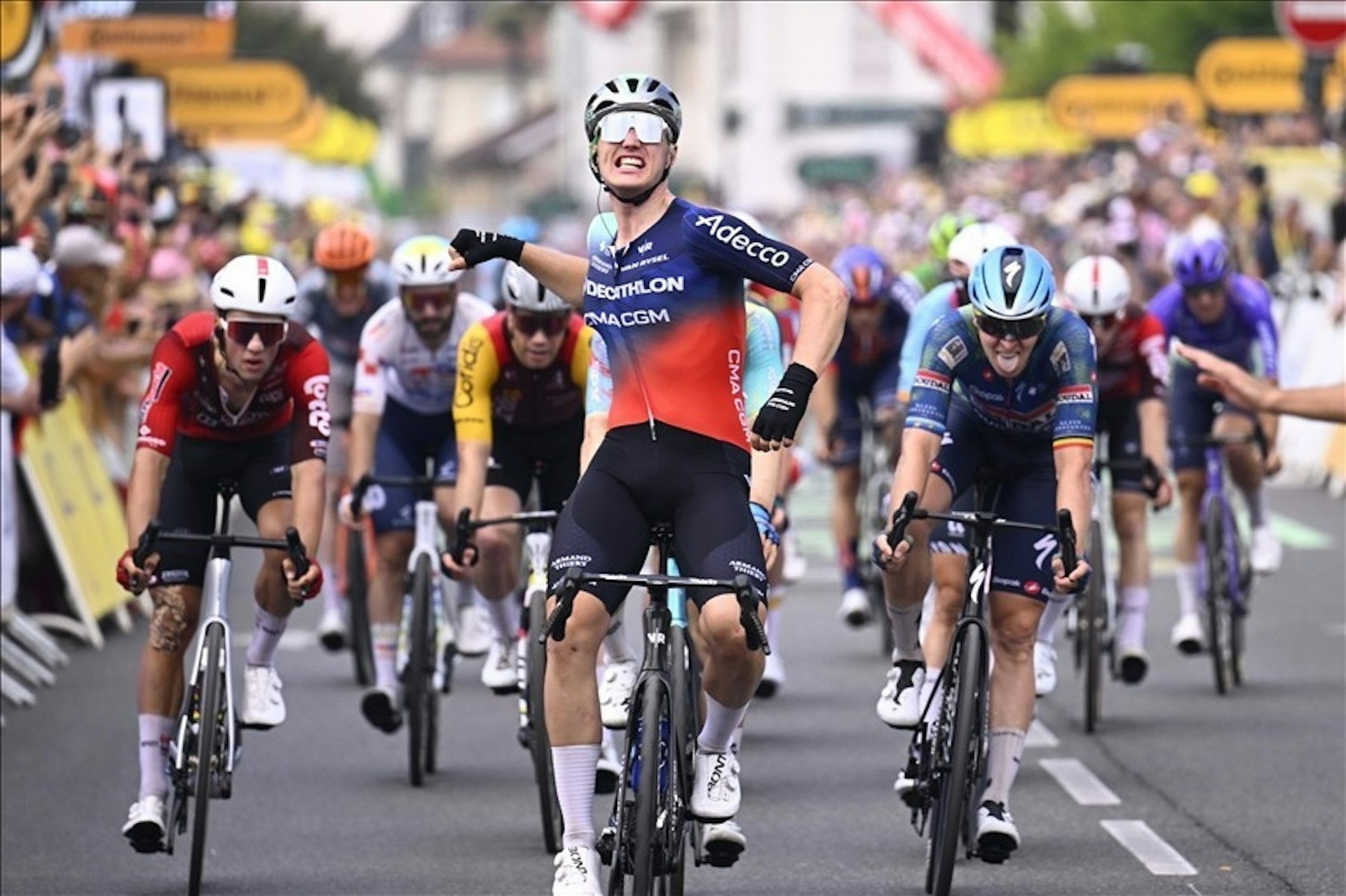 5^ TAPPA TOUR DE FRANCE 2026: A PAU LA PRIMA VOLATA DI GRUPPO